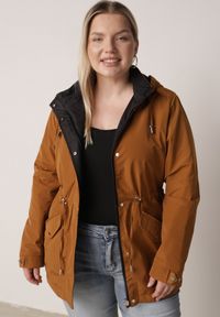 Born2be - Brązowo-Czarna Przejściowa Kurtka Dwustronna Parka z Pikowaniem i Kapturem Tidare. Okazja: na co dzień, na spacer. Kolekcja: plus size. Kolor: brązowy. Materiał: jeans, poliester. Styl: casual, sportowy #1