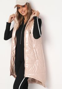 Born2be - Beżowa Długa Kamizelka z Kapturem Ozdobiona Imitacją Kieszeni Mavaria. Typ kołnierza: kaptur. Kolor: beżowy. Materiał: jeans. Długość: długie. Wzór: aplikacja. Sezon: wiosna, jesień. Styl: elegancki, sportowy, klasyczny #1