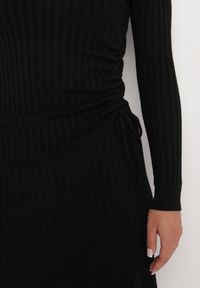 Born2be - Czarna Dopasowana Sukienka z Wiskozą z Prążkowanego Materiału Ściągana Troczkiem Eleavia. Okazja: na co dzień. Kolor: czarny. Materiał: materiał, prążkowany, wiskoza. Wzór: aplikacja. Styl: casual #2