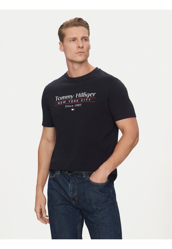 TOMMY HILFIGER - Tommy Hilfiger T-Shirt Center Stack MW0MW38621 Granatowy Regular Fit. Kolor: niebieski. Materiał: bawełna