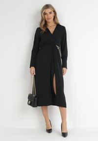 Born2be - Czarna Satynowa Sukienka Midi z Kopertowym Dekoltem i Kołnierzykiem Hartho. Kolor: czarny. Materiał: satyna. Wzór: aplikacja. Typ sukienki: kopertowe. Długość: midi #2