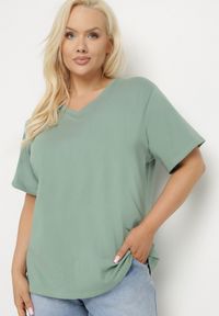 Born2be - Zielony T-shirt z Bawełny z Dekoltem w Serek Aveltebia. Typ kołnierza: dekolt w serek. Kolor: zielony. Materiał: bawełna. Sezon: lato. Styl: klasyczny