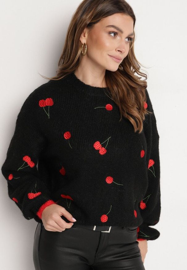 Born2be - Czarny Sweter z Domieszką Wełny z Motywem Wisienek Sintovia. Okazja: na co dzień. Kolor: czarny. Materiał: wełna. Styl: casual