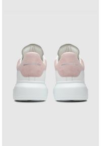 Alexander McQueen - ALEXANDER MCQUEEN Białe sneakersy damskie z różowym napiętkiem. Kolor: biały. Materiał: zamsz
