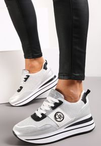Renee - Srebrne Sneakersy na Niskiej Platformie Zdobione Brokatem Efinas. Kolor: srebrny. Wzór: aplikacja. Obcas: na platformie #5