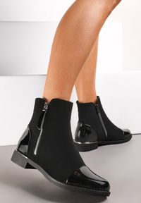 Renee - Czarne Botki Sztyblety z Lakierowaną Wstawką Zewdisa. Kolor: czarny. Materiał: lakier. Styl: klasyczny #1