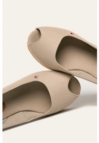 TOMMY HILFIGER - Tommy Hilfiger sandały damskie kolor beżowy na koturnie. Nosek buta: okrągły. Zapięcie: klamry. Kolor: beżowy. Obcas: na koturnie #2