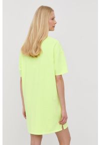 Ugg - UGG sukienka bawełniana kolor żółty mini oversize. Kolor: żółty. Materiał: bawełna. Długość rękawa: krótki rękaw. Wzór: gładki. Typ sukienki: oversize. Długość: mini #5