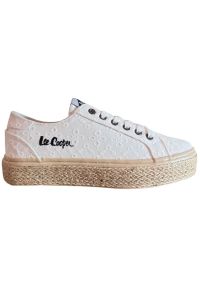 Buty Lee Cooper W LCW-24-44-2425LA białe. Okazja: na co dzień. Zapięcie: sznurówki. Kolor: biały. Materiał: guma, koronka. Szerokość cholewki: normalna. Styl: casual, klasyczny #1