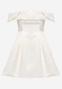 Born2be - Biała Satynowa Sukienka Hiszpanka Vices z Kwiatowymi Aplikacjami Fennalisa. Okazja: na ślub cywilny, na imprezę, na wesele. Typ kołnierza: dekolt hiszpanka. Kolor: biały. Materiał: satyna. Wzór: aplikacja, kwiaty. Sezon: lato #6