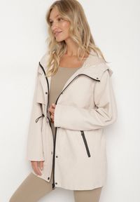 Born2be - Jasnobeżowa Klasyczna Kurtka Parka z Kapturem i Ściągaczem w Pasie Cinelle. Okazja: na co dzień. Typ kołnierza: kaptur. Kolor: beżowy. Materiał: jeans, skóra. Styl: klasyczny #4