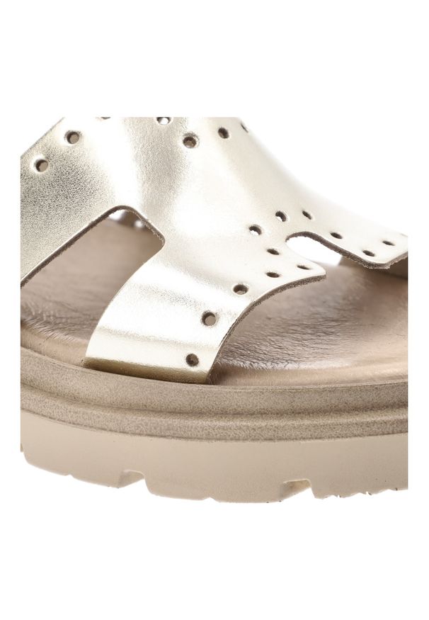 Złote Klapki Armodo Modne Obuwie Damskie. Okazja: na co dzień, na spacer. Kolor: złoty. Materiał: skóra. Sezon: lato. Styl: casual