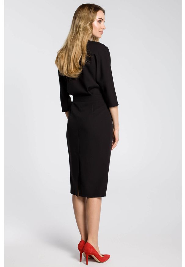 MOE - Sukienka elegancka midi kimonowa góra i dopasowany dół czarna. Okazja: na randkę, na spotkanie biznesowe, do pracy. Kolor: czarny. Typ sukienki: dopasowane. Styl: elegancki. Długość: midi