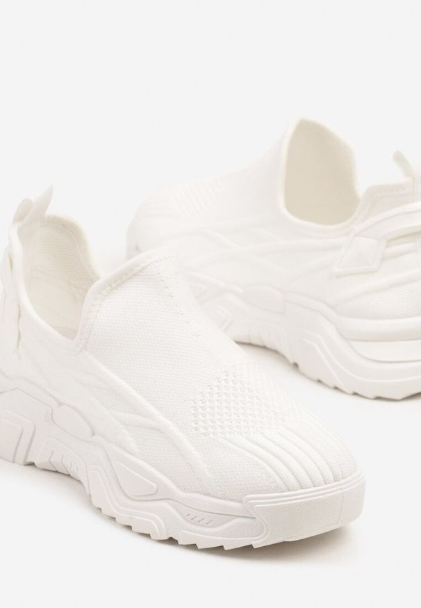 Born2be - Białe Wsuwane Buty Sportowe Sneakersy z Siateczki z Tłoczeniami Nusellia. Okazja: na co dzień. Zapięcie: bez zapięcia. Kolor: biały. Materiał: jeans, materiał. Obcas: na płaskiej podeszwie