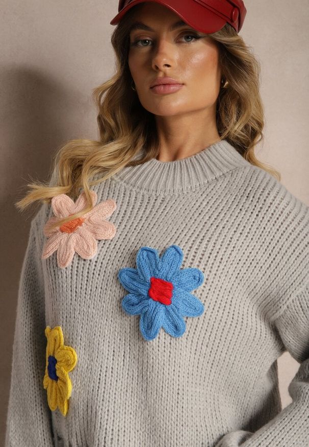 Renee - Jasnoszary Sweter z Wiskozą i Kwiatowym Motywem Labrienna. Okazja: na co dzień. Kolor: szary. Materiał: wiskoza. Długość rękawa: długi rękaw. Długość: długie. Wzór: kwiaty. Styl: casual, elegancki