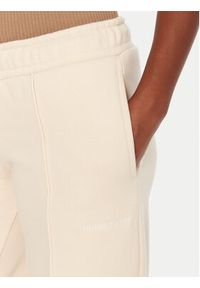 Guess Jeans Spodnie dresowe W5BB04 KC811 Beżowy Wide Leg. Kolor: beżowy. Materiał: bawełna