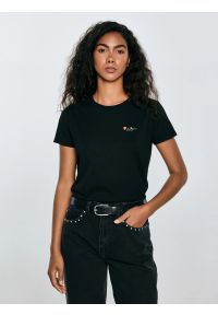 Big-Star - Koszulka damska z niewielkim haftem na piersi czarna Lidia 906. Okazja: na uczelnię, na co dzień. Kolor: czarny. Materiał: dzianina, skóra, bawełna, jeans. Wzór: haft. Styl: klasyczny, casual