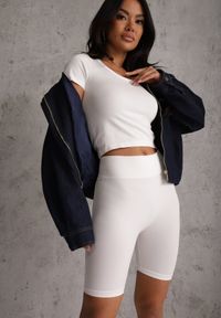 Renee - Białe Elastyczne Szorty Biker High Waist Diovien. Okazja: na co dzień. Stan: podwyższony. Kolor: biały. Materiał: prążkowany. Długość: krótkie. Styl: casual #1