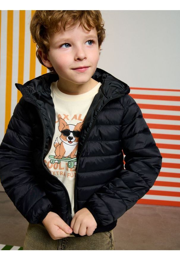 Sinsay - Pikowana kurtka z kapturem - czarny. Typ kołnierza: kaptur. Kolor: czarny