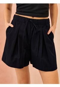 Sinsay - Bawełniane szorty z zakładkami i wiązaniem - czarny. Kolor: czarny. Materiał: bawełna #1