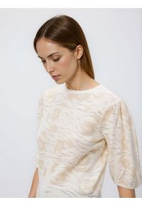 Reserved - Bluzka z ozdobnym wzorem - kremowy. Kolor: kremowy. Materiał: dzianina, wiskoza. Styl: klasyczny #1