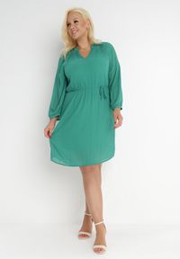 Born2be - Zielona Sukienka z Paskiem Yiridi. Kolor: zielony. Długość rękawa: długi rękaw. Typ sukienki: trapezowe. Długość: midi