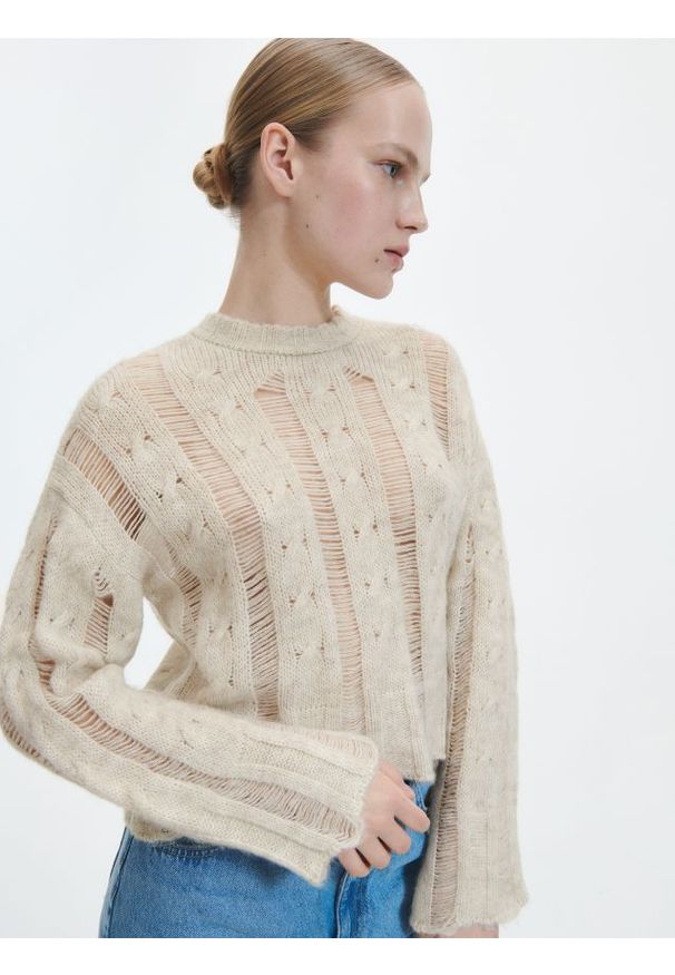 Reserved - Sweter z dekoracyjnym splotem - kremowy. Kolor: kremowy. Materiał: dzianina. Wzór: ze splotem