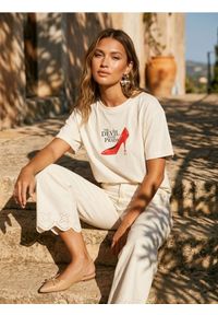 Sinsay - Koszulka z nadrukiem The Devil Wears Prada - kremowy. Kolor: kremowy. Wzór: nadruk #1