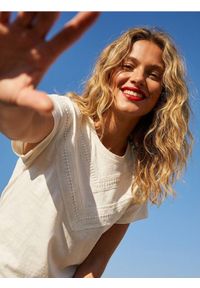 Sinsay - Bawełniana koszulka z ażurowymi detalami - kremowy. Kolor: kremowy. Materiał: bawełna. Wzór: ażurowy #1