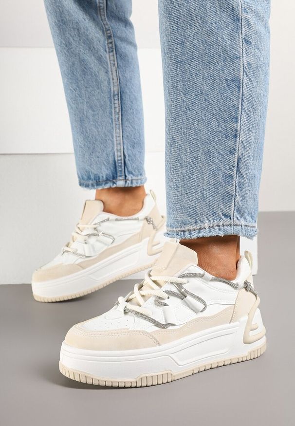 Renee - Biało-Beżowe Sneakersy na Platformie z Paskiem z Cyrkonii Aneolin. Okazja: na co dzień. Zapięcie: pasek. Kolor: biały. Materiał: koronka, skóra. Wzór: aplikacja. Obcas: na platformie