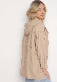 Born2be - Jasnobeżowa Kurtka Parka z Nieodpinanym Kapturem i Troczkiem w Pasie Mevarie. Kolor: beżowy. Materiał: tkanina