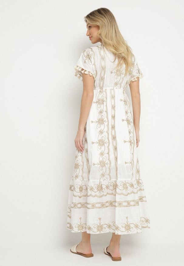 Born2be - Biała Bawełniana Sukienka w Boho Print Rozkloszowana z Metalicznymi Haftami i Frędzlami Divilea. Okazja: na co dzień. Typ kołnierza: dekolt w kształcie V. Kolor: biały. Materiał: bawełna. Długość rękawa: długi rękaw. Wzór: nadruk, haft. Styl: boho