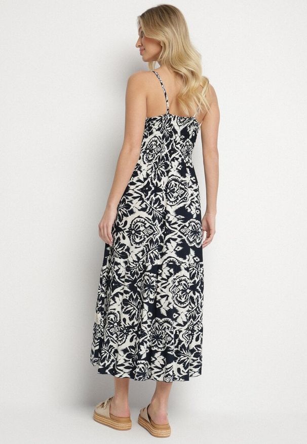 Born2be - Granatowa Bawełniana Sukienka Rozkloszowana w Etniczny Wzór z Koronką Taliosha. Okazja: na co dzień. Typ kołnierza: dekolt w kształcie V. Kolor: niebieski. Materiał: bawełna, koronka. Długość rękawa: na ramiączkach. Wzór: koronka. Styl: casual, elegancki