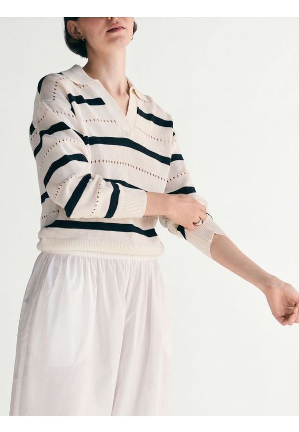 Reserved - Sweter polo z lnem - złamana biel. Typ kołnierza: polo. Materiał: len