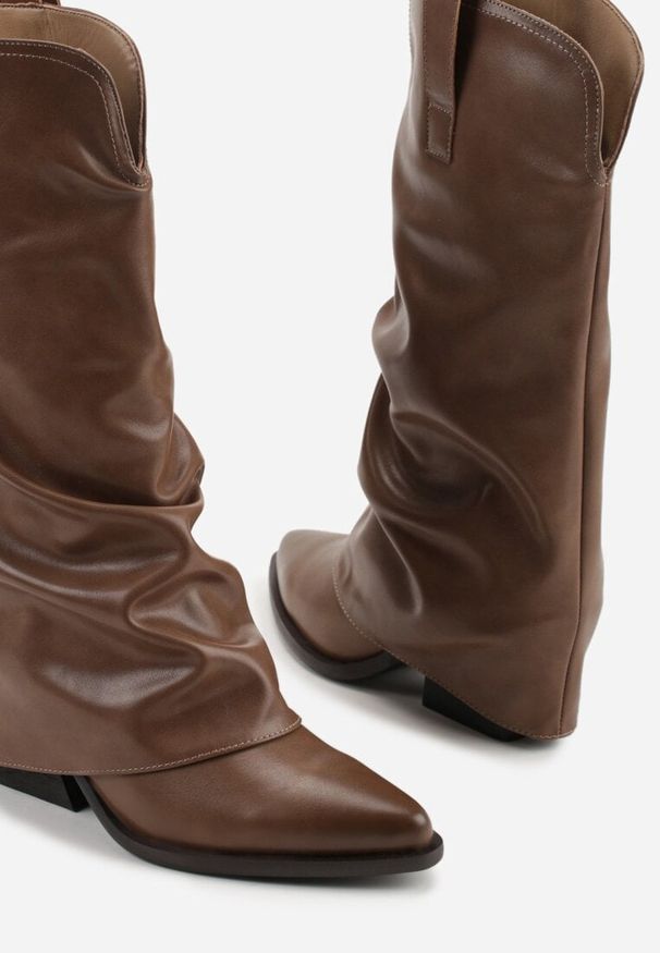 Born2be - Brązowe Marszczone Kozaki Typu Kowbojki na Stożkowym Obcasie z Wywiniętą Cholewką Esvela. Okazja: na co dzień. Kolor: beżowy. Materiał: jeans. Szerokość cholewki: normalna. Obcas: na obcasie. Styl: casual, elegancki. Wysokość obcasa: średni