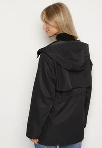 Born2be - Czarna Klasyczna Kurtka Parka z Kapturem i Ściągaczem w Pasie Cinelle. Okazja: na co dzień. Typ kołnierza: kaptur. Kolor: czarny. Materiał: jeans, skóra. Styl: klasyczny #3
