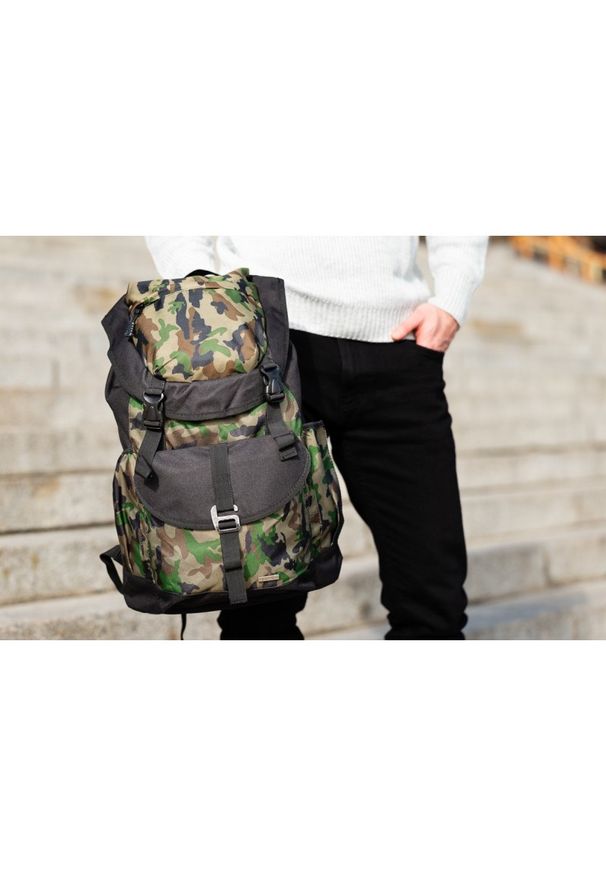 Plecak trekkingowy moro zielony PAOLO PERUZZI V-12-MZ. Kolor: zielony. Materiał: materiał. Wzór: moro. Styl: casual, militarny