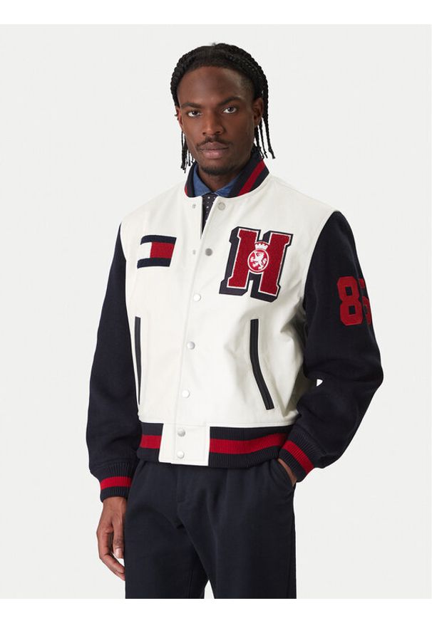 TOMMY HILFIGER - Tommy Hilfiger Kurtka bomber Varsity MW0MW41866 Écru Regular Fit. Materiał: skóra