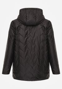 Born2be - Czarna Przejściowa Pikowana Kurtka z Odpinanym Kapturem Nevistta. Okazja: na spacer, na co dzień, do pracy. Kolekcja: plus size. Kolor: czarny. Materiał: poliester, jeans. Styl: casual, elegancki #6