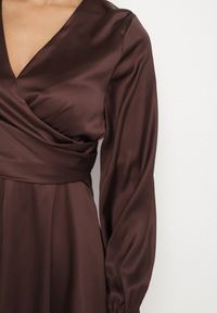 Born2be - Brązowa Satynowa Sukienka VICES z Kopertowym Dekoltem i Bufiastymi Rękawami Nivita. Okazja: na randkę, na ślub cywilny, na wesele. Typ kołnierza: dekolt w serek, dekolt kopertowy. Kolor: brązowy. Materiał: satyna. Typ sukienki: kopertowe. Styl: klasyczny, elegancki #4