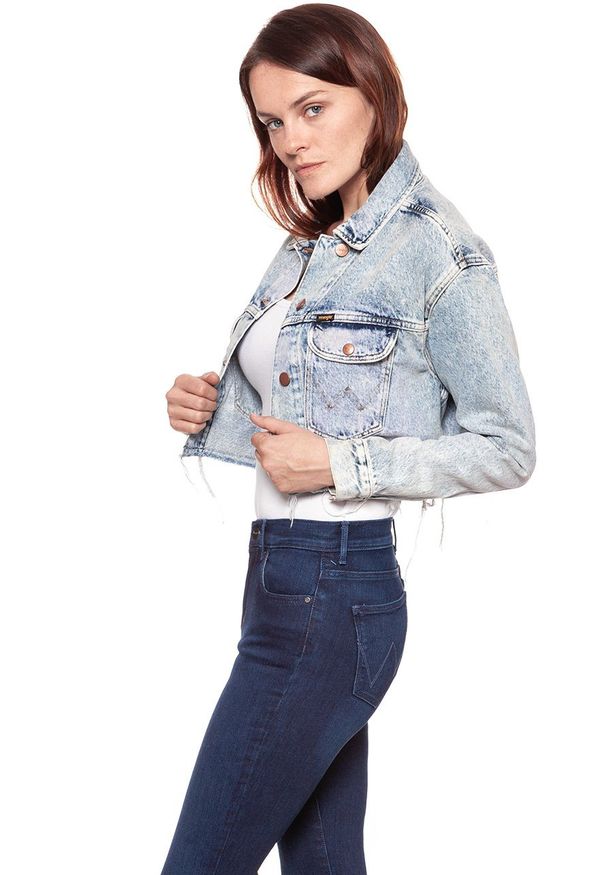 Wrangler - DAMSKA KURTKA JEANSOWA WRANGLER RETRO CROP JACKET WRAINBOW WASH W417RI24K 112128793. Materiał: jeans. Styl: retro
