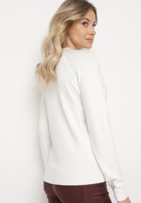 Born2be - Biały Sweter Ozdobiony Cekinami Koralikami i Cyrkoniami w Kształcie Kwiatka Romiella. Okazja: na co dzień. Kolor: biały. Materiał: jeans. Wzór: aplikacja, kwiaty. Styl: klasyczny, casual, elegancki