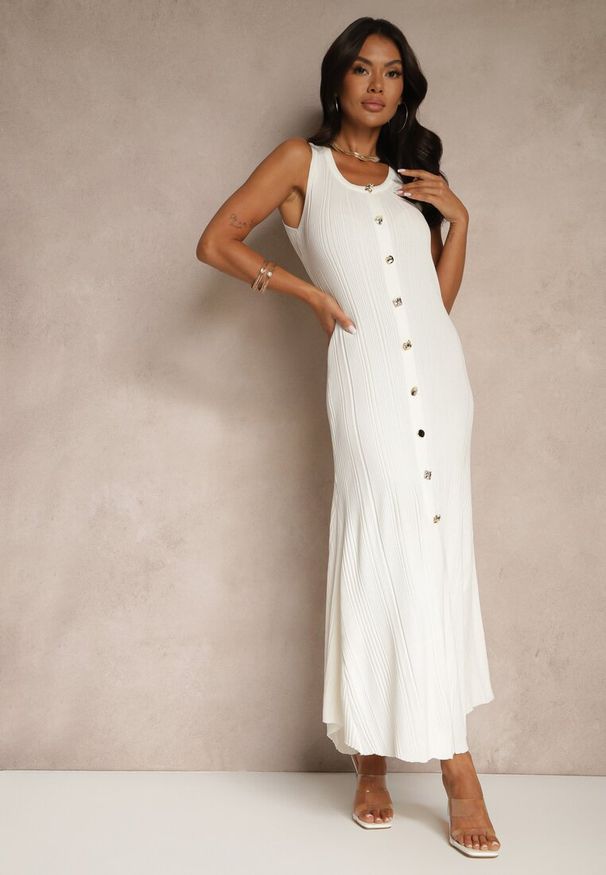 Renee - Biała Sweterkowa Sukienka z Wiskozy Ozdobiona Guzikami Lunioris. Okazja: na co dzień. Kolor: biały. Materiał: wiskoza. Wzór: aplikacja. Typ sukienki: proste. Styl: casual, elegancki