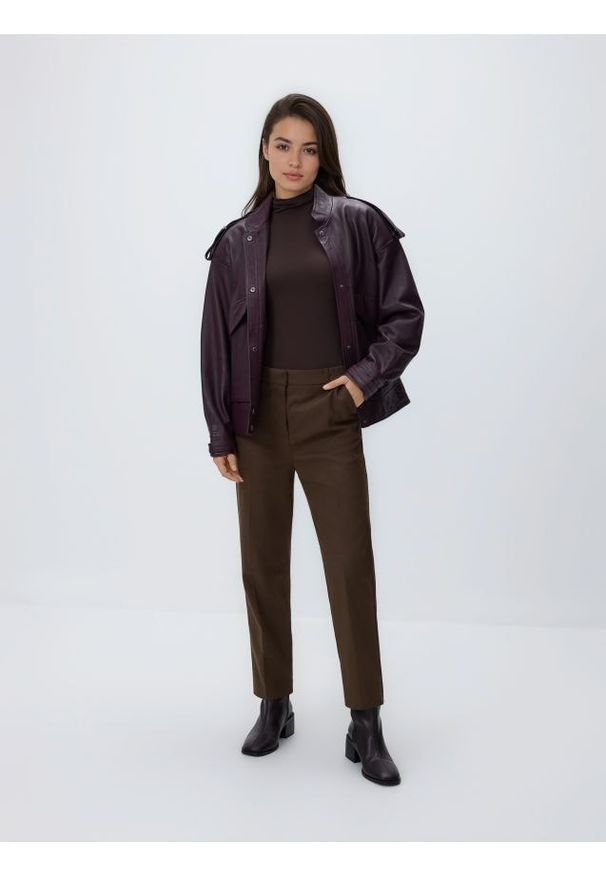 Reserved - Spodnie cygaretki - oliwkowy. Kolor: oliwkowy. Materiał: wiskoza, tkanina