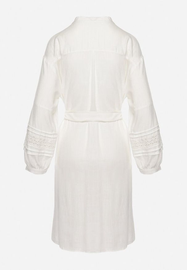 Born2be - Biała Sukienka Koszulowa Zapinana na Guziki z Paskiem w Talii i Ozdobnym Rękawem Rigaudona. Okazja: na spotkanie biznesowe. Kolor: biały. Typ sukienki: koszulowe. Styl: elegancki, biznesowy, klasyczny