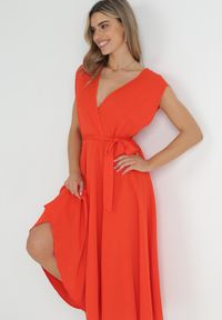 Born2be - Pomarańczowa Sukienka Maxi z Materiałowym Paskiem i Kopertowym Dekoltem Istilla. Okazja: na ślub cywilny, na co dzień, na wesele. Typ kołnierza: dekolt kopertowy. Kolor: pomarańczowy. Materiał: materiał. Typ sukienki: kopertowe. Styl: casual. Długość: maxi #4