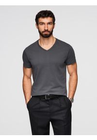 Ombre Clothing - Męska klasyczna bawełniana koszulka z dekoltem w serek BASIC – grafitowa V3 - Rozmiar: M. Typ kołnierza: dekolt w serek. Kolor: szary. Materiał: bawełna. Styl: klasyczny
