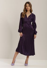Renee - Fioletowa Sukienka Adopheia. Okazja: na imprezę. Kolor: fioletowy. Materiał: materiał. Długość rękawa: długi rękaw. Typ sukienki: kopertowe #1