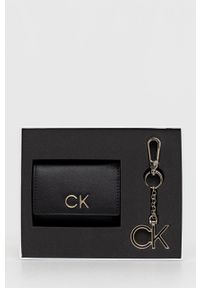 Calvin Klein Portfel + brelok damski kolor czarny. Kolor: czarny. Materiał: materiał. Wzór: gładki #5