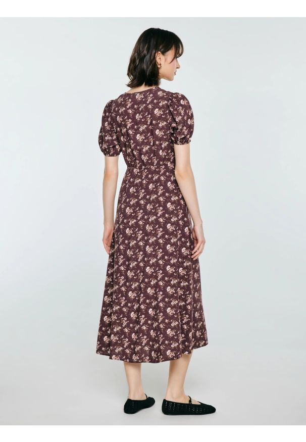 Big-Star - Sukienka damska midi z wiskozy w kwiatowy wzór brązowa Pala 804. Okazja: na spacer, na co dzień. Kolor: brązowy. Materiał: wiskoza. Wzór: kwiaty. Sezon: wiosna, lato. Typ sukienki: proste. Styl: casual, boho. Długość: midi